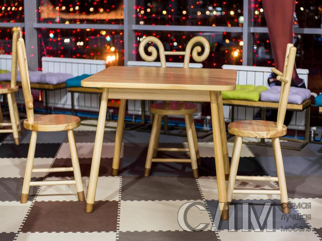 стол и стулья деревянные